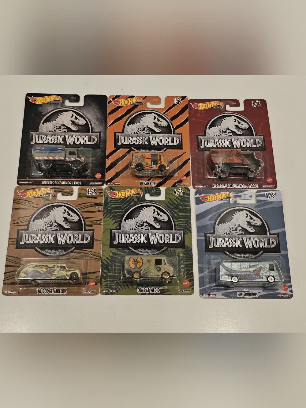 HOT WHEELS JURASSIC WORLD SET with Extra MERCEDES-BENZ UNIMOG U 1300L MOBILE VET